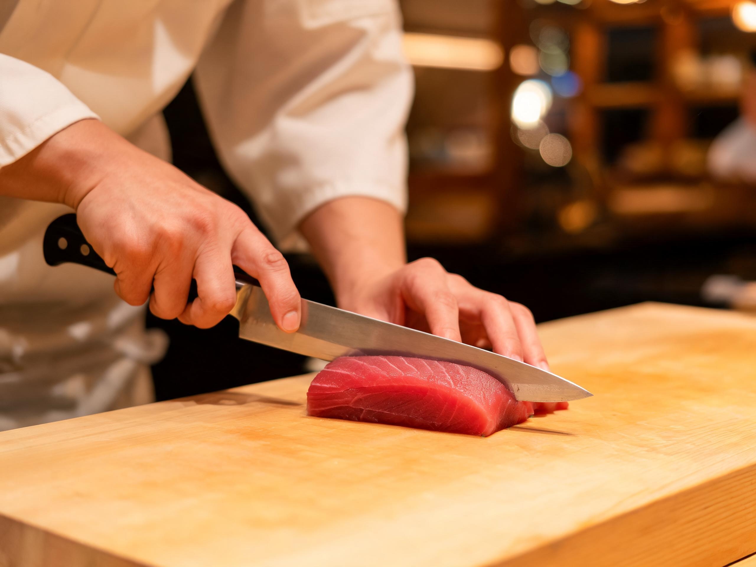 仕事帰りに一人で立ち寄るカウンター席のイメージ